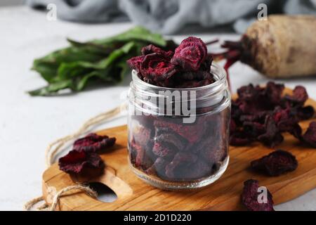 Copeaux de betteraves dans un pot en verre sur bois sur fond clair. Gros plan. Format horizontal Banque D'Images