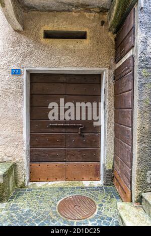 Porte en bois d'une cantina où la nourriture est stockée dans un endroit frais. Visite culinaire sur le lac de Lugano au Tessin, Circolo di Carona, Suisse Banque D'Images