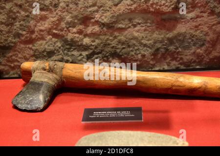 Musée archéologique, la Spezia, Italie - été 2020 : hache à bout de pierre, âge de pierre Banque D'Images