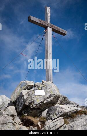 Croix en bois sur le sommet de Predne Solisko, High Tatras, Slovaquie Banque D'Images
