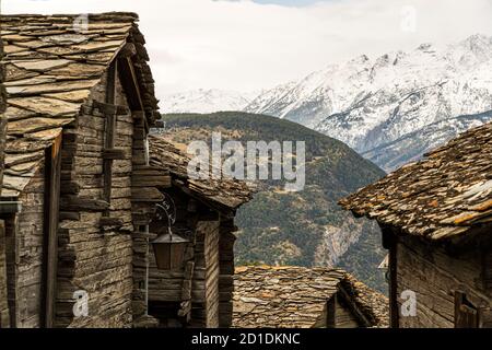 Randonnée sur le sentier de la vigne de Visperterminen à Visp, Valais, Suisse.Visperterminen est situé à 1,170 mètres.Le village est parsemé de vieilles maisons et de granges.Plusieurs d'entre eux sont maintenant de petits musées et montrent comment les habitants de Visperterminen, qui s'appellent Terbiner, vivaient il y a environ 150 ans. Banque D'Images