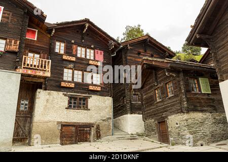 Randonnée sur le sentier de la vigne de Visperterminen à Visp, Valais, Suisse.Visperterminen est situé à 1,170 mètres.Le village est parsemé de vieilles maisons et de granges.Plusieurs d'entre eux sont maintenant de petits musées et montrent comment les habitants de Visperterminen, qui s'appellent Terbiner, vivaient il y a environ 150 ans. Banque D'Images