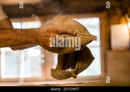 Atelier traditionnel de pain en seigle du Valais à Goppenstein-Erschmatt, Suisse Banque D'Images