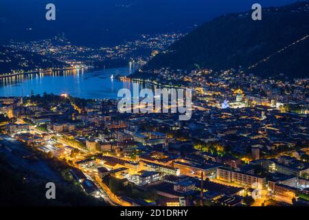 Como - le panorama de la ville et du lac de Côme au crépuscule. Banque D'Images