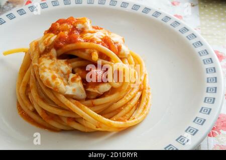 Bucatini pâtes alla Sorrentina, avec tomate et mozzarella Banque D'Images
