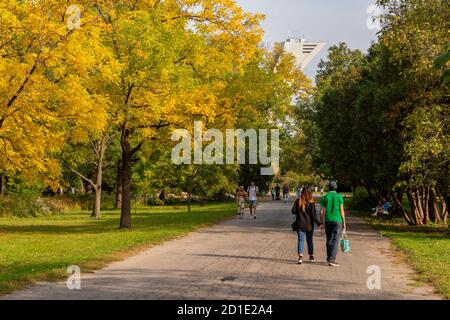 Montréal, CA - 26 septembre 2020 : personnes bénéficiant d'une chaude journée d'automne au jardin botanique Banque D'Images