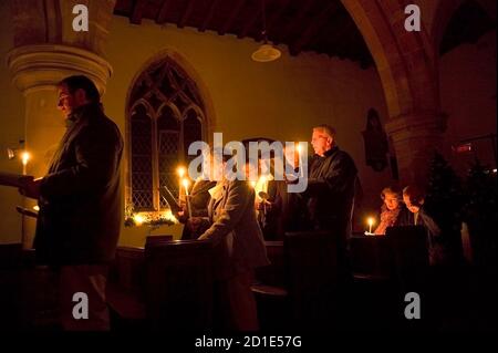 Chants de Noël par Candlelight dans une église du Lincolnshire Royaume-Uni Banque D'Images