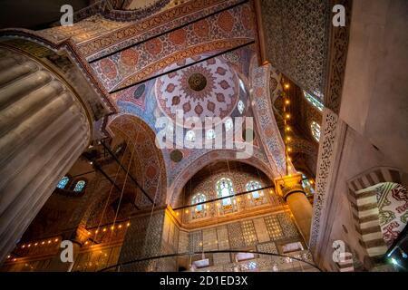 L'intérieur coloré, de la Mosquée Bleue, dans le quartier de Sultanahmet d'Istanbul, Turquie Banque D'Images