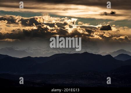 Le coucher du soleil se coucher sur le paysage de Brunate - Lago di Como Banque D'Images