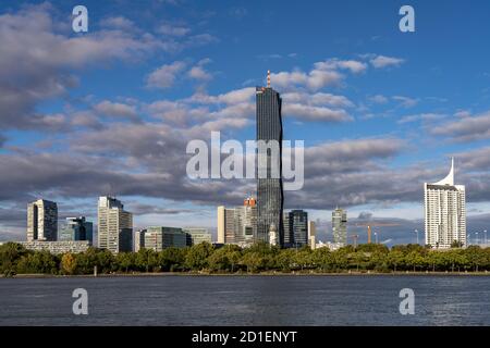 Donauinsel mit Leuchtturm und Skyline der Donau City à Wien, Österreich, Europa | Phare sur l'île du Danube et vue sur la ville de Donau à Vienne Banque D'Images