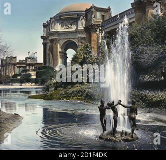 Photo colorisée d’une fontaine de la lagune au Palais des Beaux-Arts de l’exposition internationale Panama-Pacifique, également connue sous le nom de Foire mondiale de 1915, San Francisco, Californie, 1915. (Photo de Burton Holmes) Banque D'Images