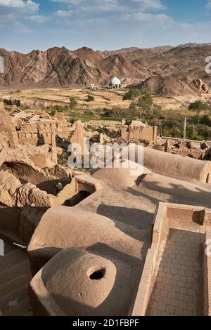 Kharanagh, village historique abandonné, avec beaucoup de bâtiments effondrés qui sont devenus une attraction touristique en Iran Banque D'Images