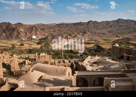 Kharanagh, village historique abandonné, avec beaucoup de bâtiments effondrés qui sont devenus une attraction touristique en Iran Banque D'Images