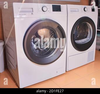 Lave-linge et sèche-linge de produits blancs écoénergétiques situés dans une buanderie Banque D'Images