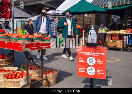 Montréal, CA - 4 octobre 2020 : les clients portant des masques coronavirus au marché Jean talon et les directives Covid-19 signent Banque D'Images