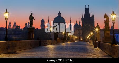 Prague - le pont Charles le matin. Banque D'Images