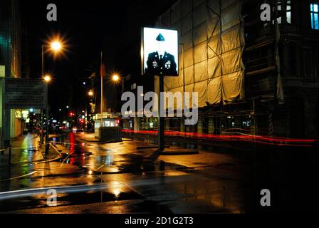 Checkpoint Charlie dans la soirée, Friedrichstrasse, nuit, mur, frontière, historique, berlin, allemagne, europe, photo de Kazimierz Jurewicz, Checkpoint Charlie, Friedrichstrasse, Berlin Banque D'Images