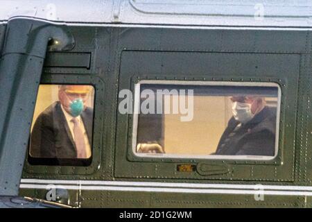 Washington, États-Unis. 05e octobre 2020. Le président Donald J. Trump, accompagné du chef d'état-major Mark Meadows, revient à la Maison Blanche après plusieurs jours de traitement COVID-19 au Walter Reed National Military Medical Center, à Washington, DC, le lundi 5 octobre 2020. Trump a été admis le vendredi 2 octobre, après que lui-même et plusieurs autres membres du personnel de la Maison-Blanche ainsi que des représentants du gouvernement aient été testés positifs à l'infection par le coronavirus COVID-19. Photo de Ken Cedeno/UPI crédit: UPI/Alay Live News Banque D'Images