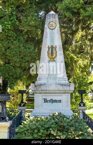 Ehrengrab des Komponisten Ludwig van Beethoven auf dem Wiener Zentralfriedhof, Wien, Österreich, Europa | Ehrengrab tombe d'honneur du compositeur lu Banque D'Images