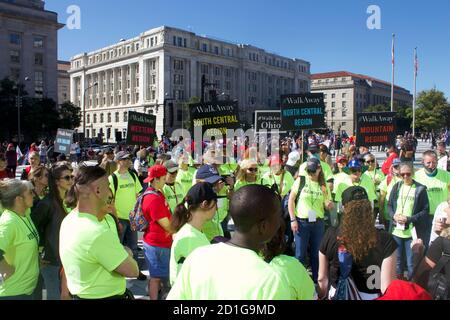 Des équipes de bénévoles se réunissent au Freedom Plaza pour le #walkaway La majorité silencieuse de la campagne Mars sur Washington (3 octobre 2020) Banque D'Images