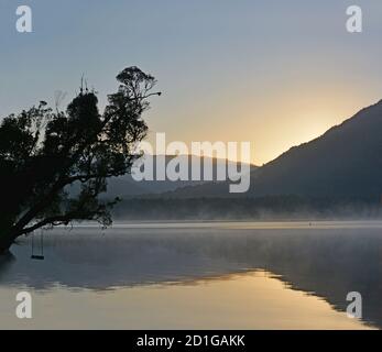Lac Kaniere à Dawn au printemps, Westcoast, Nouvelle-Zélande