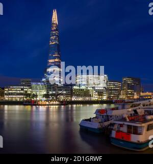 Londres, GRANDE-BRETAGNE - 13 SEPTEMBRE 2017 : le bord de la rivière et le rivage au crépuscule. Banque D'Images