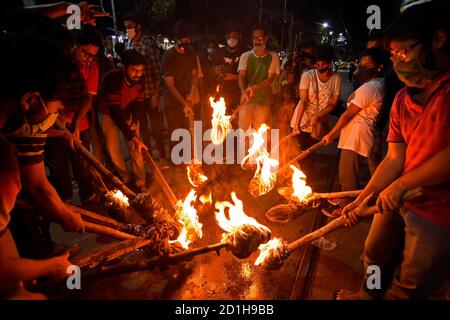 Kolkata, Inde. 05e octobre 2020. Des étudiants de l'université de Calcutta organisent des lampes-torches avant le début du rassemblement pour la justice à Manisha Valmiki, une fille de 19 ans, Dalit, de Hathras, dans l'Uttar Pradesh, qui a été violée et assassinée le 14 septembre. Elle est décédée le 29 septembre, deux semaines après avoir lutté contre de nombreuses fractures, des lésions de la moelle épinière et une langue mutilée. (Photo de Rana Sajid Hussain/Pacific Press) Credit: Pacific Press Media production Corp./Alay Live News Banque D'Images