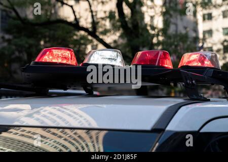 New York, États-Unis. 05e octobre 2020. Les feux clignotants de voiture de police vus à l'extérieur de la cathédrale tandis que NYPD tient des membres en honneur de masse morts de COVID-19 à la cathédrale Saint-Patrick. Jusqu'à présent, 46 membres du NYPD sont morts pendant une pandémie et nombre d'entre eux n'ont pas reçu les funérailles appropriées en raison de restrictions liées à une pandémie. Près de 20 % des membres du NYPD étaient malades du coronavirus lors du ramassage d'une pandémie dans la ville. Le cardinal Timothy Dolan dirige la masse. Le maire Bill de Blasio et le commissaire de police Dermot Shea parlent. (Photo de Lev Radin/Pacific Press) crédit: Pacific Press Media production Corp./Alay Live News Banque D'Images