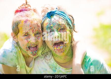 Filles drôles avec la langue de couleur peinte. Les enfants dessine des peintures. Enfants amis célébrant le festival Holi. Banque D'Images