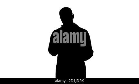 Silhouette Doctor examinant une radiographie pulmonaire pendant la marche. Banque D'Images