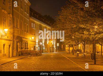 Prague - la petite place de Mala Strana la nuit. Banque D'Images