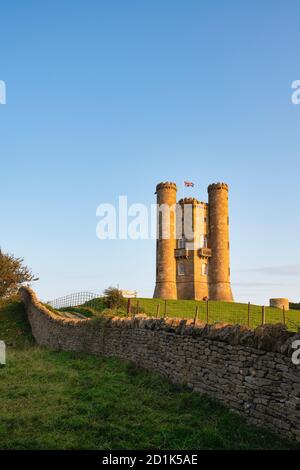 Broadway Tower au coucher du soleil au début de l'automne le long de la cotswold Way. Broadway, Cotswolds, Worcestershire, Angleterre Banque D'Images