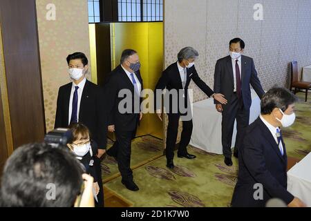 Tokyo, Japon. 6 octobre 2020. TOKYO, JAPON - OCTOBRE 06 : le secrétaire d'État américain Mike Pompeo (2e-L) et le ministre japonais des Affaires étrangères Toshimitsu Motegi (1er-R) au début des ministres japonais des Affaires étrangères à Tokyo, au Japon, le 06 octobre 2020, Avant la réunion des ministres des Affaires étrangères Japon-États-Unis-Australie-Inde le même jour pour affirmer leur engagement en faveur d'une région libre et ouverte de l'Indo-Pacifique comme un contrepoids à la croissance de la Chine dans la région. Crédit : POOL/ZUMA Wire/Alay Live News Banque D'Images