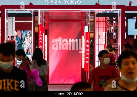 Shenzhen, Chine. 05e octobre 2020. Des piétons marchent devant un magasin Shiseido de la compagnie multinationale japonaise de soins personnels. Crédit : SOPA Images Limited/Alamy Live News Banque D'Images