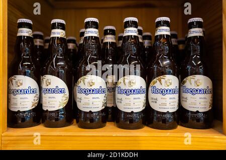 Shenzhen, Chine. 05e octobre 2020. Bouteilles de bière Hoegaarden vues dans un supermarché. Crédit : SOPA Images Limited/Alamy Live News Banque D'Images