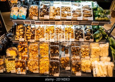 Shenzhen, Chine. 05e octobre 2020. Divers champignons vus dans un supermarché. Crédit : SOPA Images Limited/Alamy Live News Banque D'Images