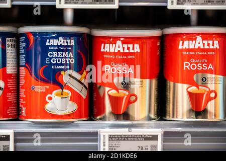 Shenzhen, Chine. 05e octobre 2020. Produits de café Lavazza vus dans un supermarché. Crédit : SOPA Images Limited/Alamy Live News Banque D'Images