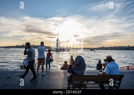 Istanbul, Turquie. 02 octobre 2020. Les gens regardent le coucher du soleil le long du bord de mer d'Uskudar avec la tour de la jeune fille historique en arrière-plan. Crédit : SOPA Images Limited/Alamy Live News Banque D'Images