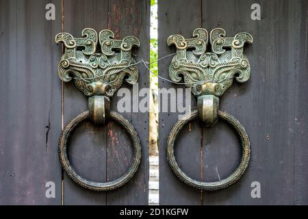 Knocker de porte de bête de bronze classique Banque D'Images