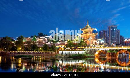 Guiyang, vue d'ensemble de la Chine au Pavillon Jiaxiu sur la rivière Nanming. Traduction:'le plus beau pavillon' Banque D'Images