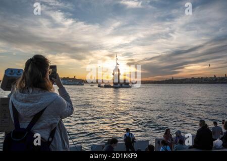 Istanbul, Turquie. 2 octobre 2020. Une femme prend des photos le long du bord de mer d'Uskudar avec la tour de la jeune fille historique en arrière-plan. Credit: Resul Kaboglu/SOPA Images/ZUMA Wire/Alamy Live News Banque D'Images