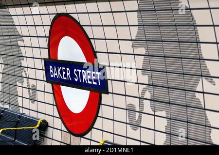 Londres, Royaume-Uni - 1er janvier 2020 : panneau Baker Street Underground London à l'intérieur de la gare Banque D'Images