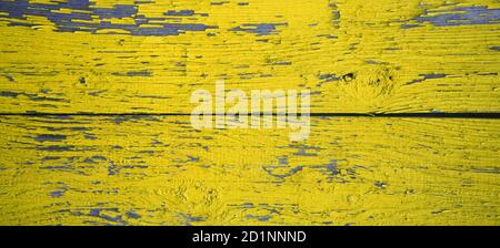 Anciennes planches de bois vieillies peintes sur fond jaune Banque D'Images