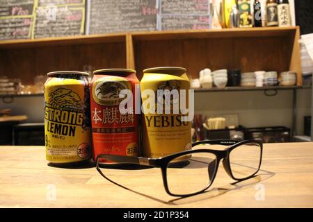 Canettes de bière japonaises (Kirin, Suntory, Yebisu) et lunettes. Banque D'Images