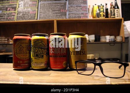 Canettes de bière japonaises (Kirin, Suntory, Yebisu) et lunettes. Banque D'Images