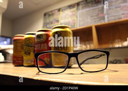 Gros plan sur les canettes de bière japonaises (Kirin, Suntory, Yebisu) et les lunettes. Banque D'Images