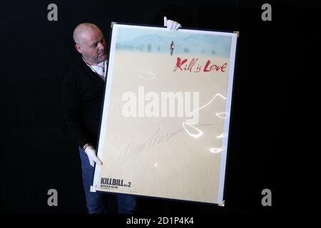 Mark Hochman, consultant en posters de Prop Store, détient une affiche japonaise B1 pour le film de 2004 « Kill Bill: Volume II » (estimation de 600 à 800 £) lors d'un avant-goût de la prochaine vente aux enchères d'affiches de cinéma par le Prop Store de Chorleywood, Hertfordshire. Banque D'Images