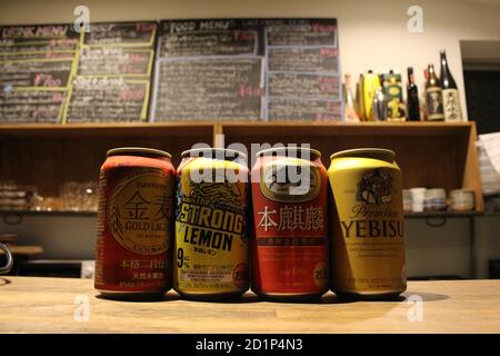 Boîtes de bières japonaises célèbres (Kirin, Suntory, Yebisu) dans un restaurant. Banque D'Images