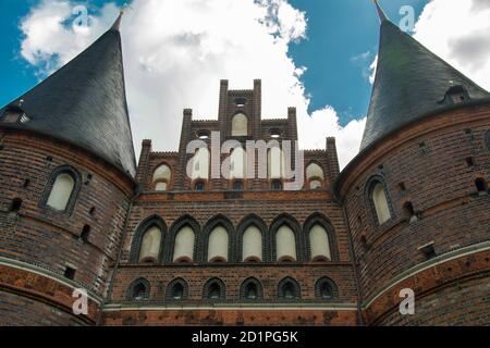 Le Holstentor, porte du XVe siècle de Lubeck, un port hanséatique historique dans le nord de l'Allemagne Banque D'Images