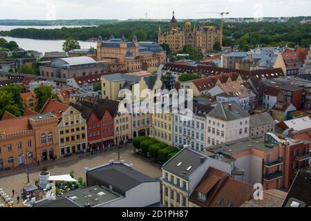 Vue depuis la tour de la cathédrale de Schwerin, la capitale historique de l'État de Mecklembourg-Poméranie-Occidentale, en Allemagne Banque D'Images